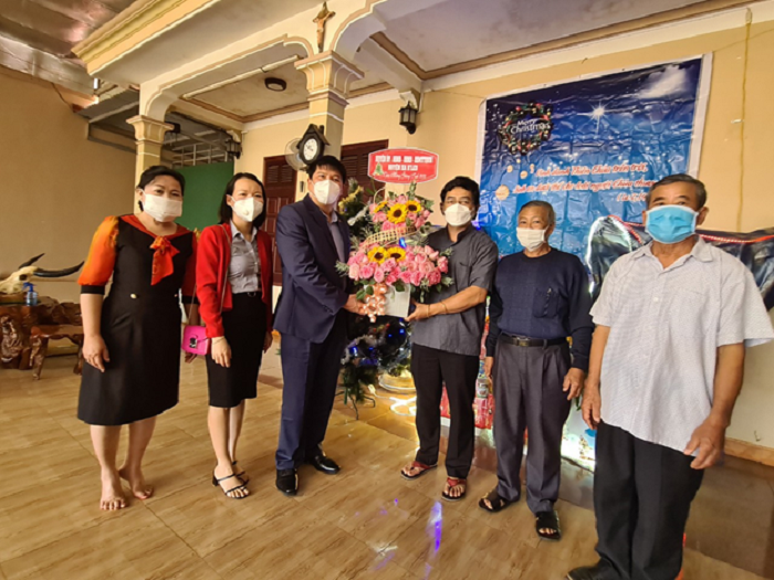 Chủ tịch UBND huyện Nguyễn Văn Hà thăm, chúc mừng Giáng sinh các cơ sở tôn giáo
